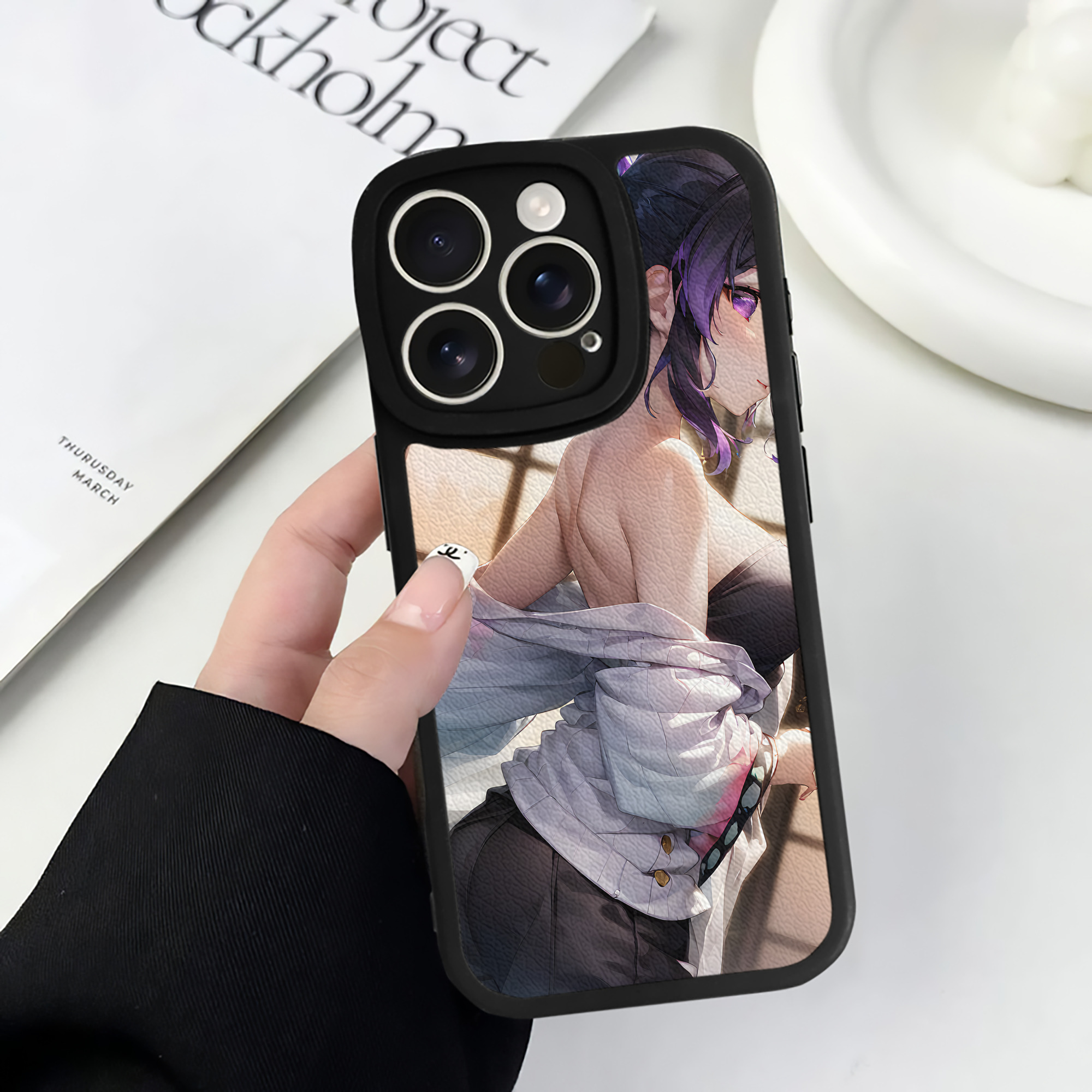 （画像用） 鬼滅の刃（きめつのやいば）蟲柱-胡蝶 しのぶ／こちょう しのぶ Kochou Shinobu 【iPhone 16シリーズ対応】シリコンスマホケース（レザー調） 材質：シリコン